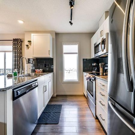 Bright Luxe Condo, Ac, Top Floor, King Bed, Balcony! Edmonton Ngoại thất bức ảnh