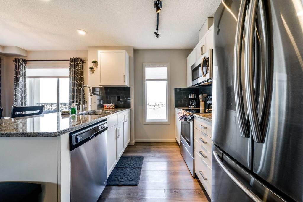 Bright Luxe Condo, Ac, Top Floor, King Bed, Balcony! Edmonton Ngoại thất bức ảnh