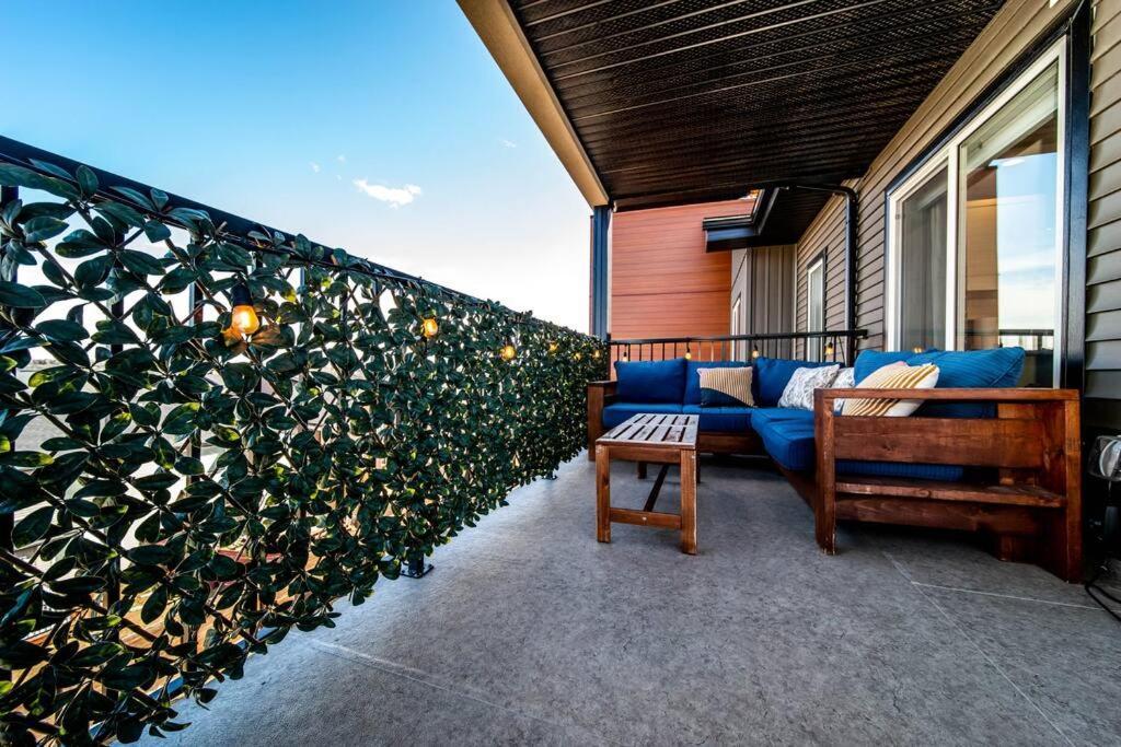 Bright Luxe Condo, Ac, Top Floor, King Bed, Balcony! Edmonton Ngoại thất bức ảnh