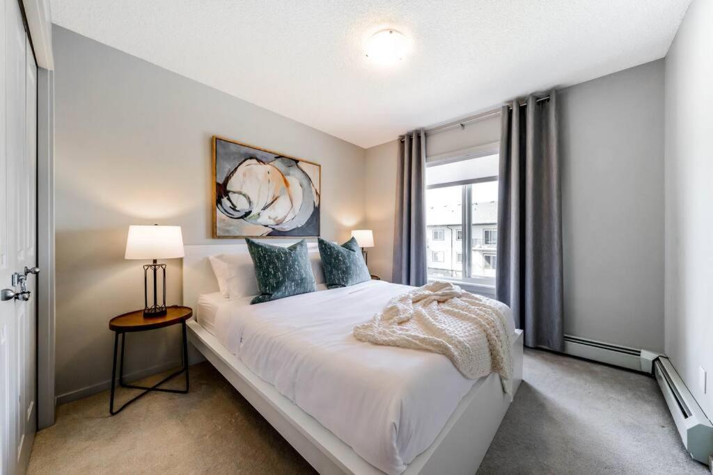 Bright Luxe Condo, Ac, Top Floor, King Bed, Balcony! Edmonton Ngoại thất bức ảnh