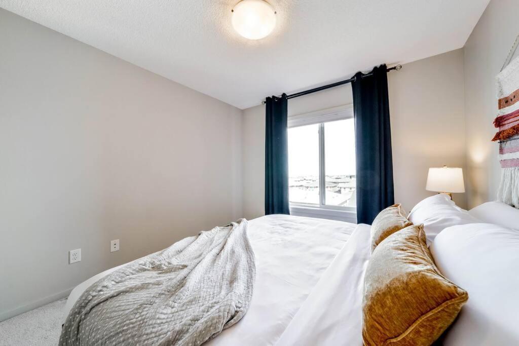Bright Luxe Condo, Ac, Top Floor, King Bed, Balcony! Edmonton Ngoại thất bức ảnh