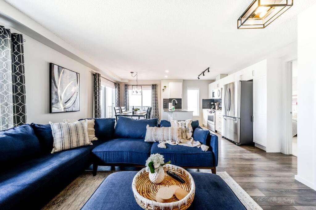 Bright Luxe Condo, Ac, Top Floor, King Bed, Balcony! Edmonton Ngoại thất bức ảnh