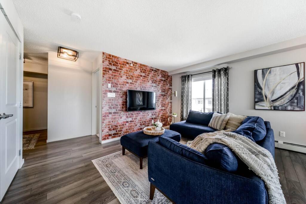 Bright Luxe Condo, Ac, Top Floor, King Bed, Balcony! Edmonton Ngoại thất bức ảnh