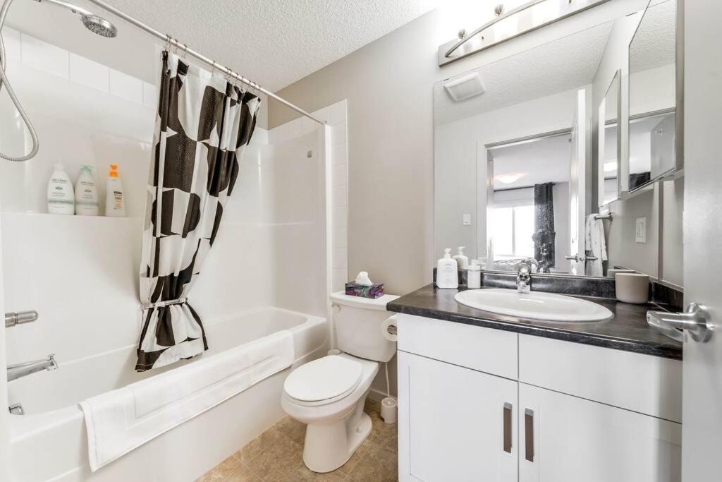 Bright Luxe Condo, Ac, Top Floor, King Bed, Balcony! Edmonton Ngoại thất bức ảnh