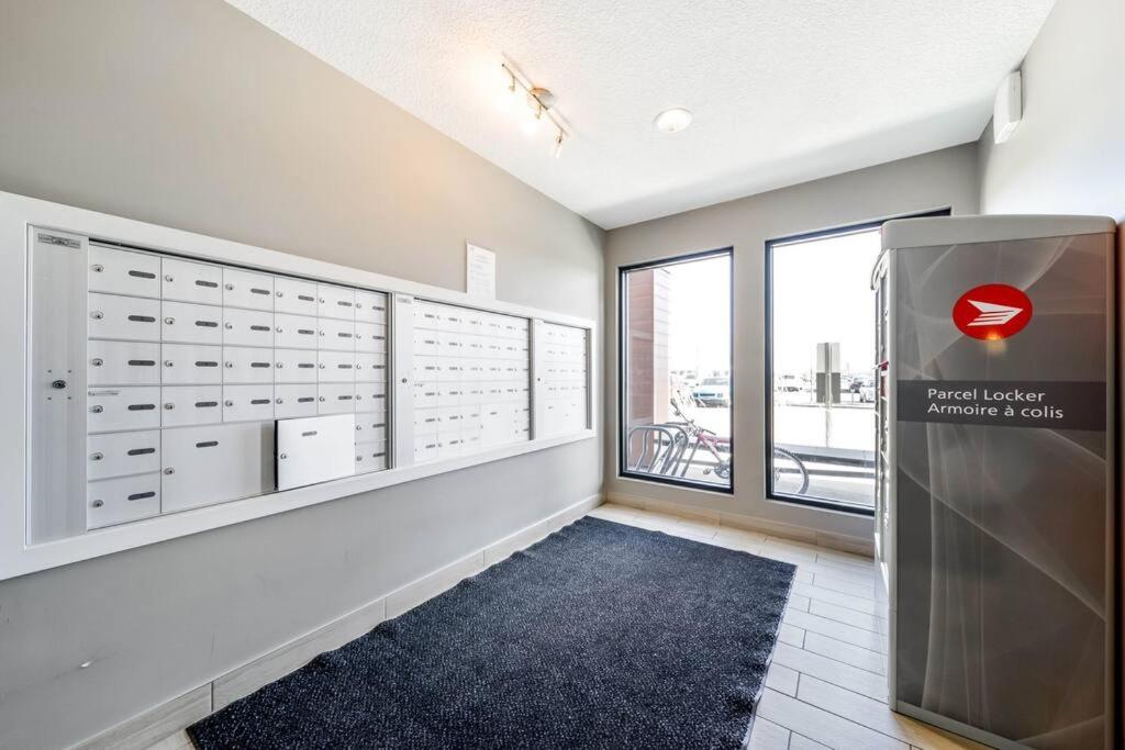 Bright Luxe Condo, Ac, Top Floor, King Bed, Balcony! Edmonton Ngoại thất bức ảnh