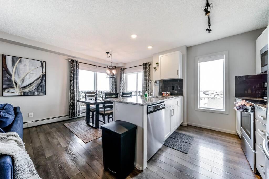 Bright Luxe Condo, Ac, Top Floor, King Bed, Balcony! Edmonton Ngoại thất bức ảnh