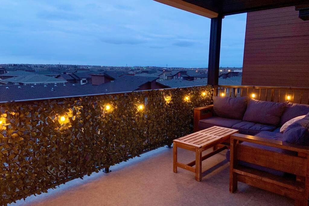Bright Luxe Condo, Ac, Top Floor, King Bed, Balcony! Edmonton Ngoại thất bức ảnh
