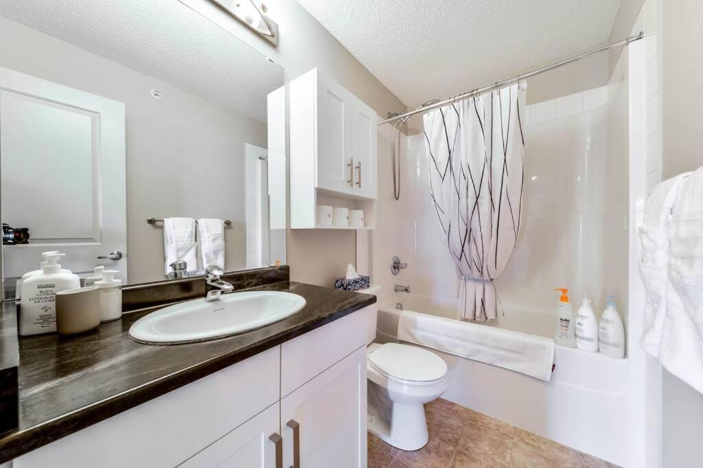 Bright Luxe Condo, Ac, Top Floor, King Bed, Balcony! Edmonton Ngoại thất bức ảnh