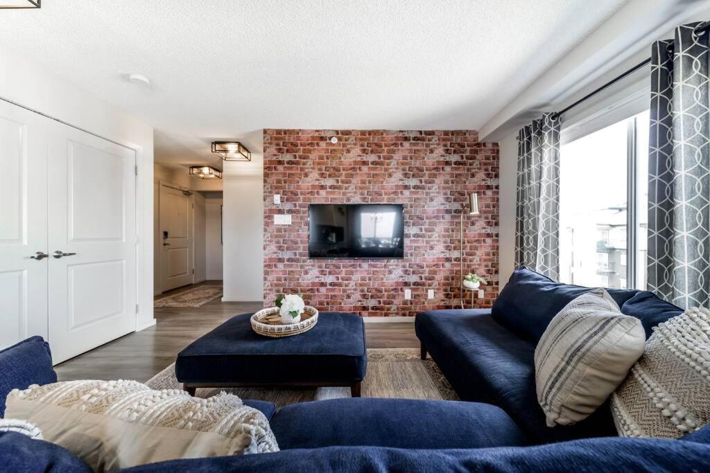Bright Luxe Condo, Ac, Top Floor, King Bed, Balcony! Edmonton Ngoại thất bức ảnh