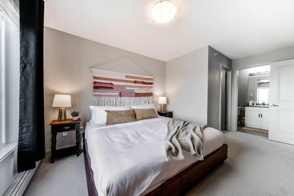 Bright Luxe Condo, Ac, Top Floor, King Bed, Balcony! Edmonton Ngoại thất bức ảnh