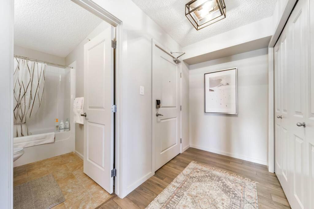Bright Luxe Condo, Ac, Top Floor, King Bed, Balcony! Edmonton Ngoại thất bức ảnh