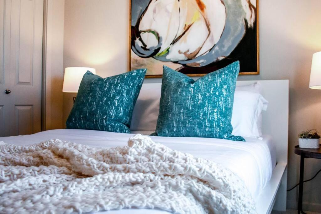 Bright Luxe Condo, Ac, Top Floor, King Bed, Balcony! Edmonton Ngoại thất bức ảnh