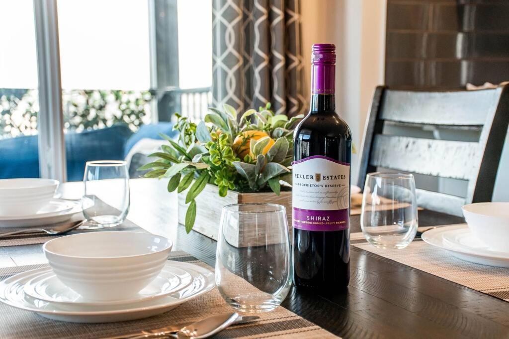 Bright Luxe Condo, Ac, Top Floor, King Bed, Balcony! Edmonton Ngoại thất bức ảnh