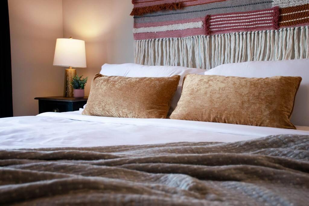 Bright Luxe Condo, Ac, Top Floor, King Bed, Balcony! Edmonton Ngoại thất bức ảnh